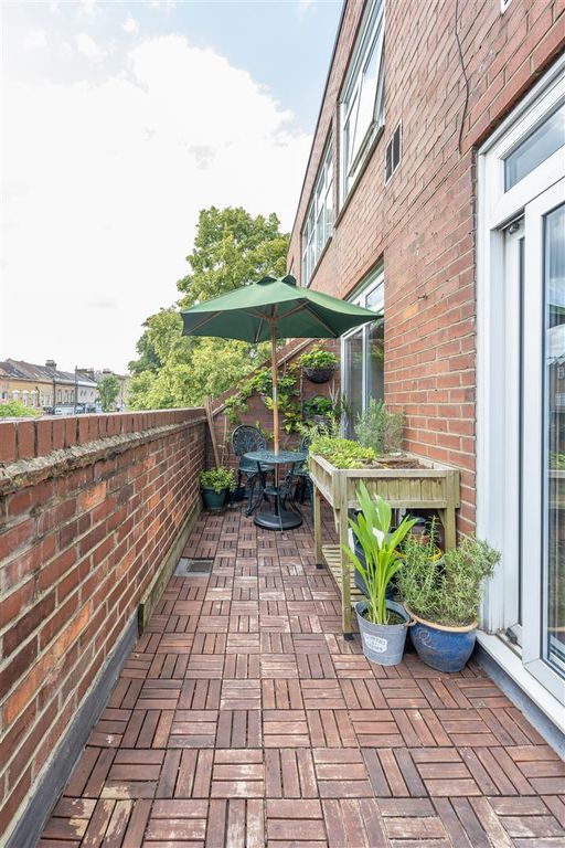 Property photo 3 of 23 Churchfields, E18