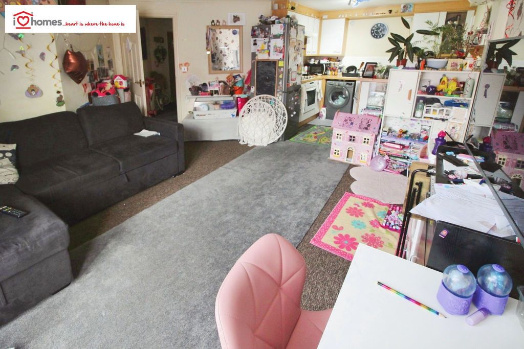 Property photo 3 of 8 Photo 7