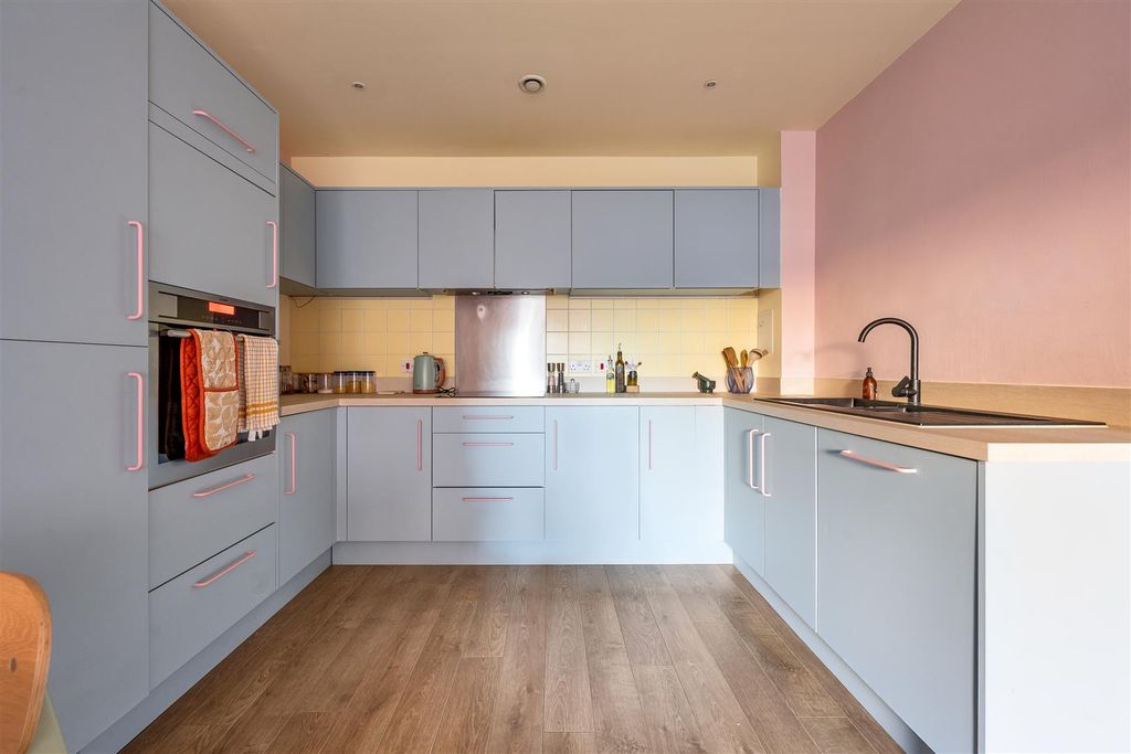 Property photo 3 of 16 High Road Leyton, E10