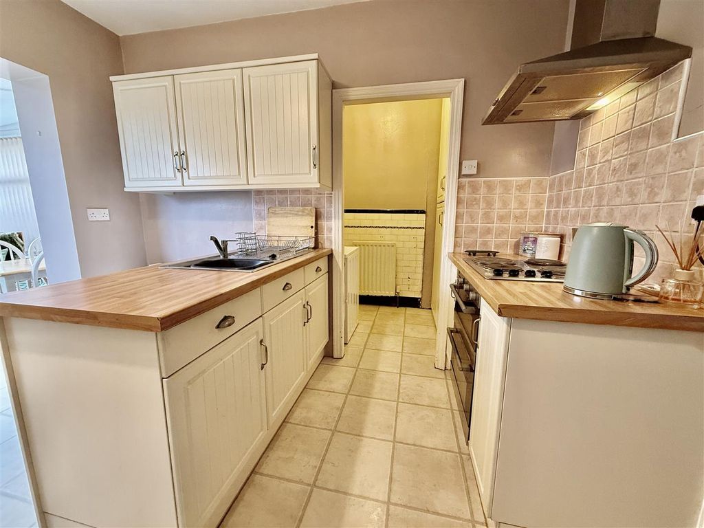 Property photo 3 of 17 Kitchen