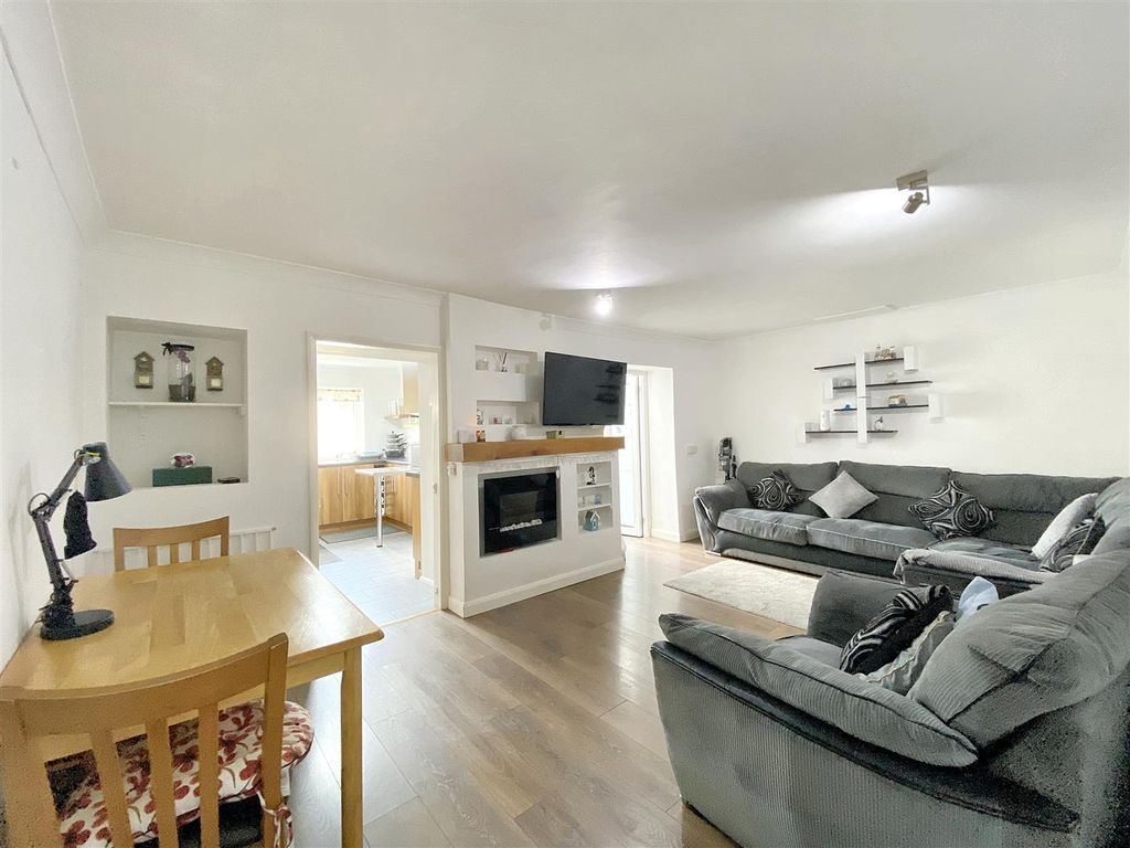 Property photo 2 of 24 546C7A77-Fc08-4875-80D7-122Be1109A17.Jpg