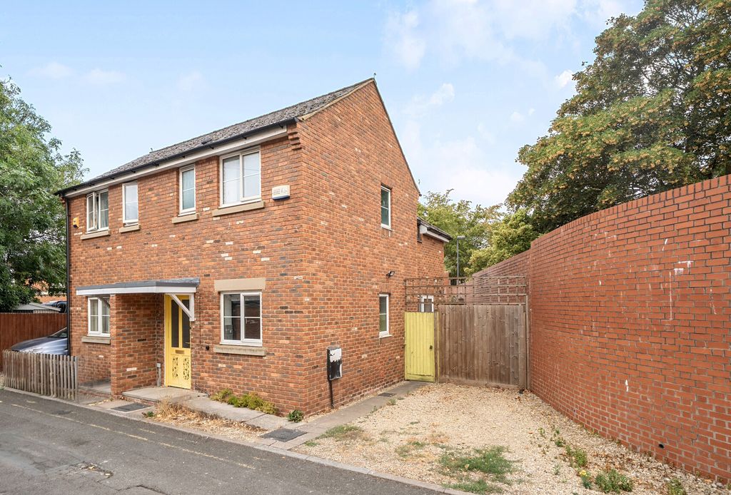 Property photo 1 of 12 1-6A8441240Aa02-1...