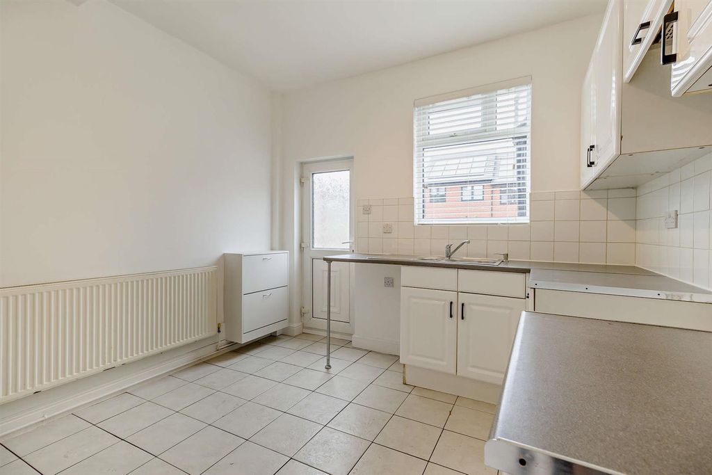 Property photo 3 of 10 8657056-Interior04-800.Jpg