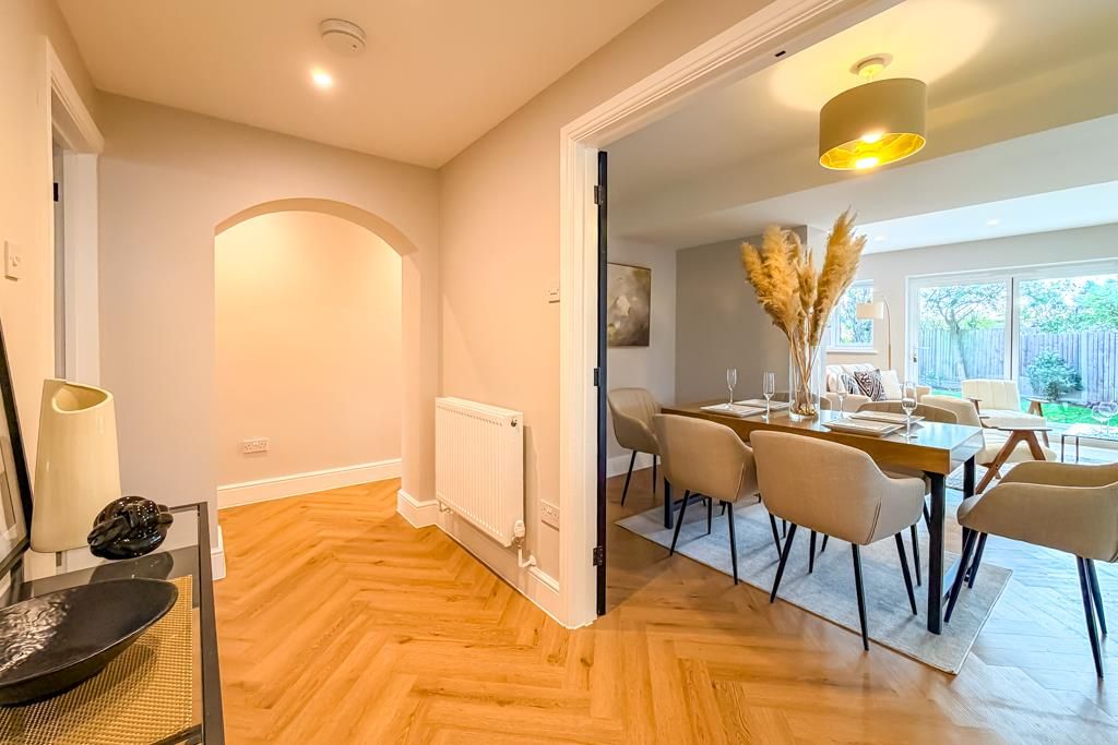 Property photo 3 of 34 Entrance Hall