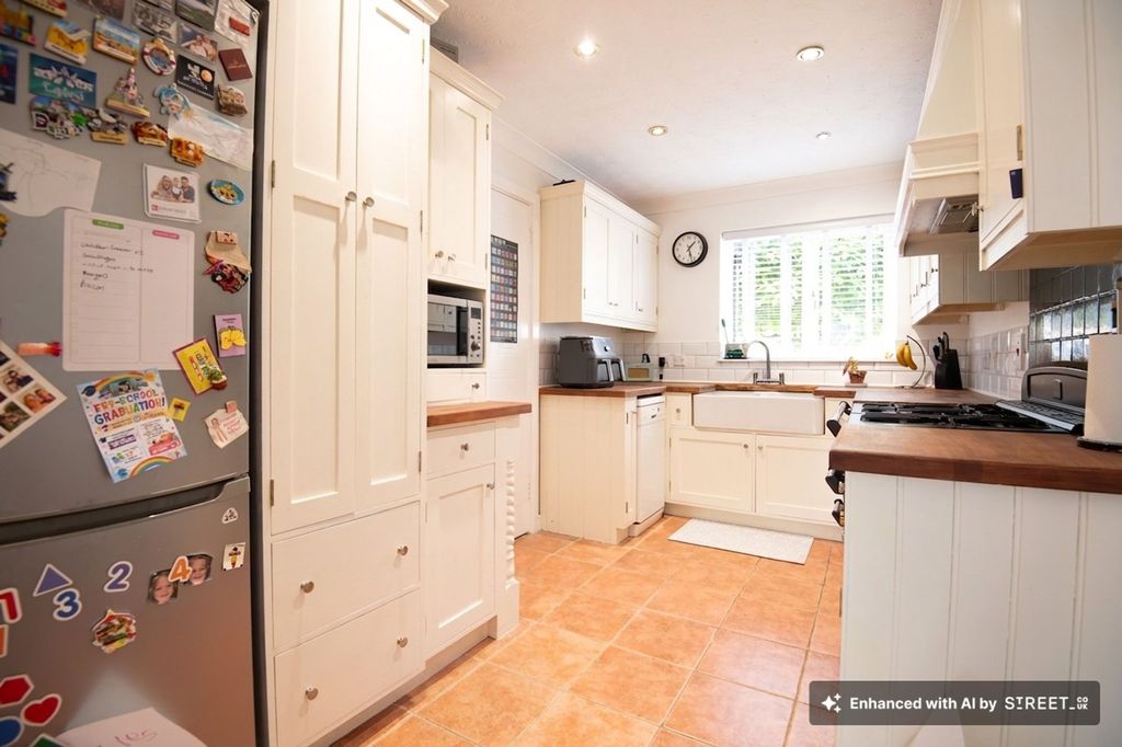 Property photo 2 of 28