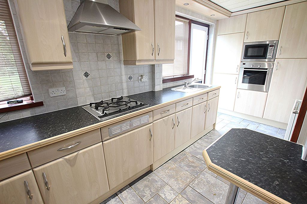 Property photo 3 of 18 Kitchen