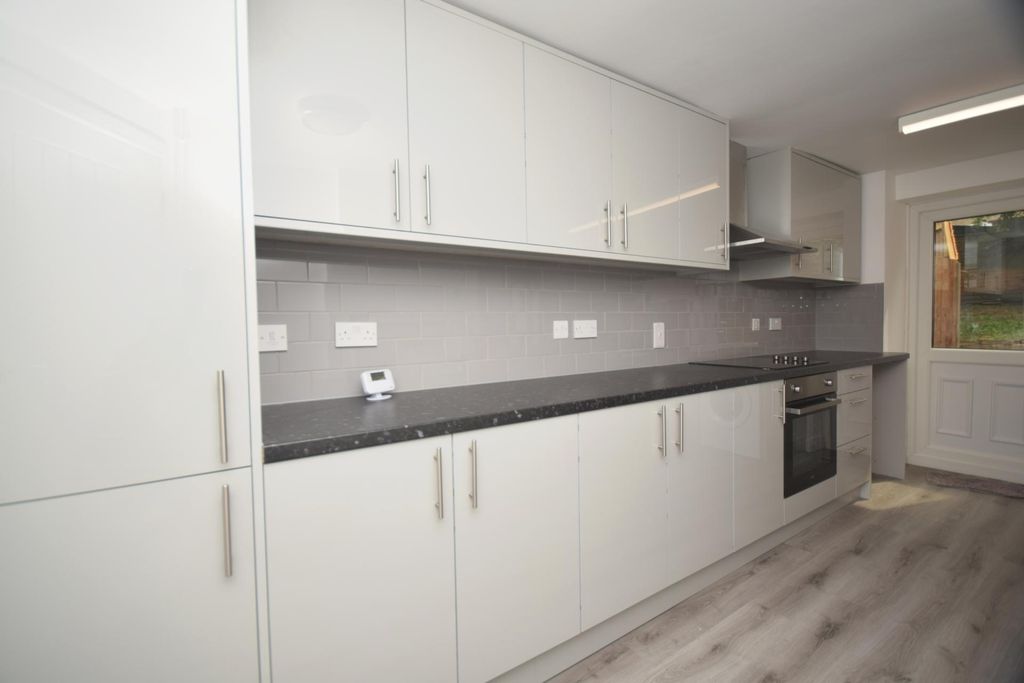 Property photo 3 of 12 Kitchen