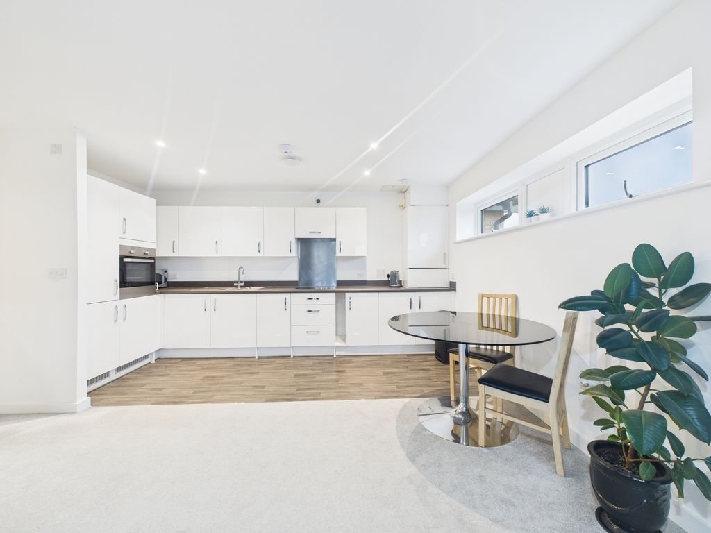 Property photo 3 of 12 Cam04018G0-Pr0418-Still008