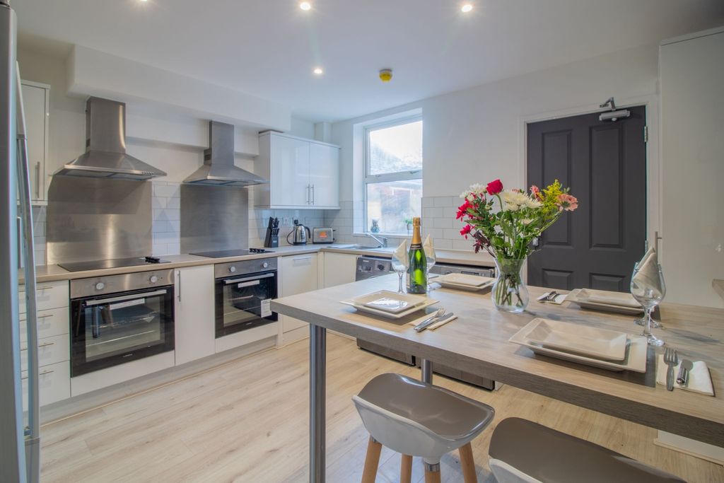 Property photo 1 of 6 Kitchen