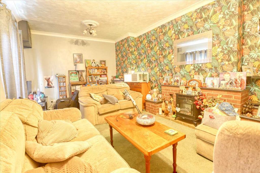 Property photo 2 of 11 Lounge
