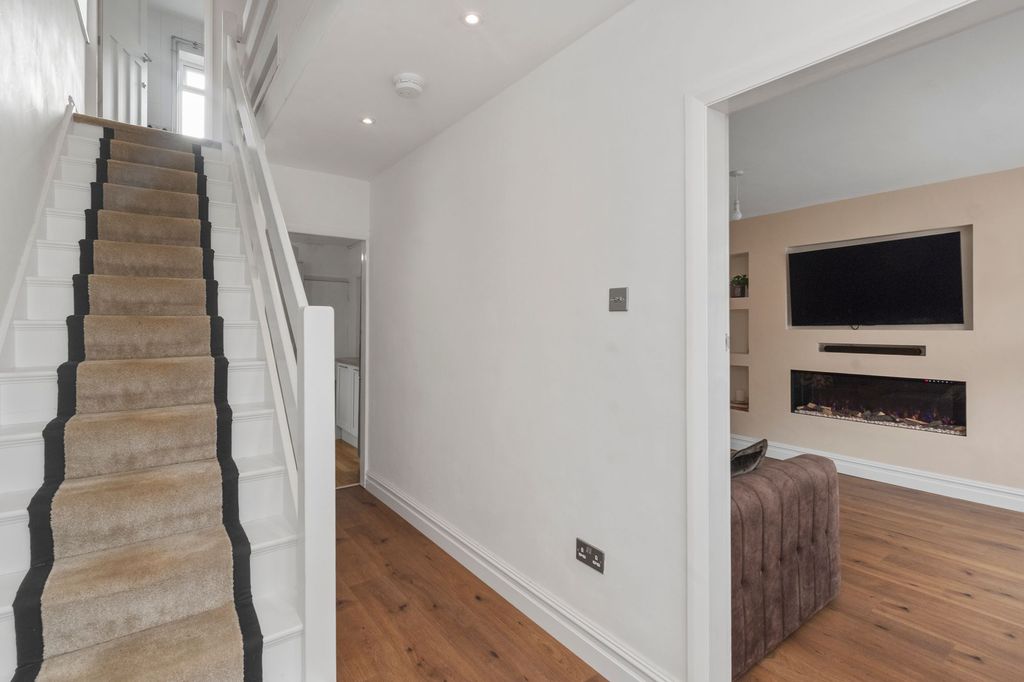 Property photo 2 of 27