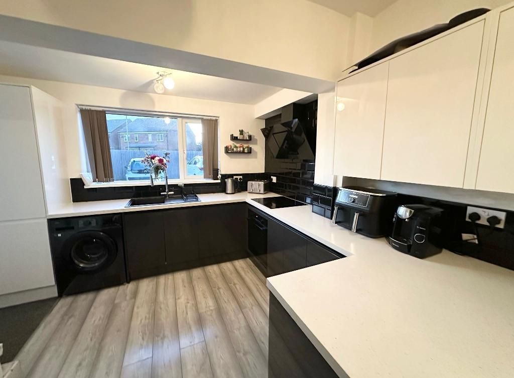 Property photo 3 of 6 Kitchen