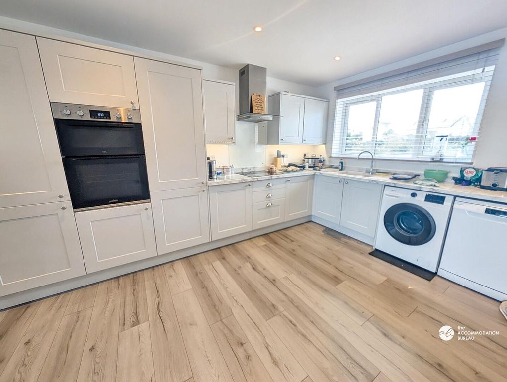 Property photo 3 of 11 Kitchen