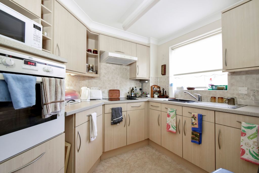 Property photo 3 of 10 Kitchen