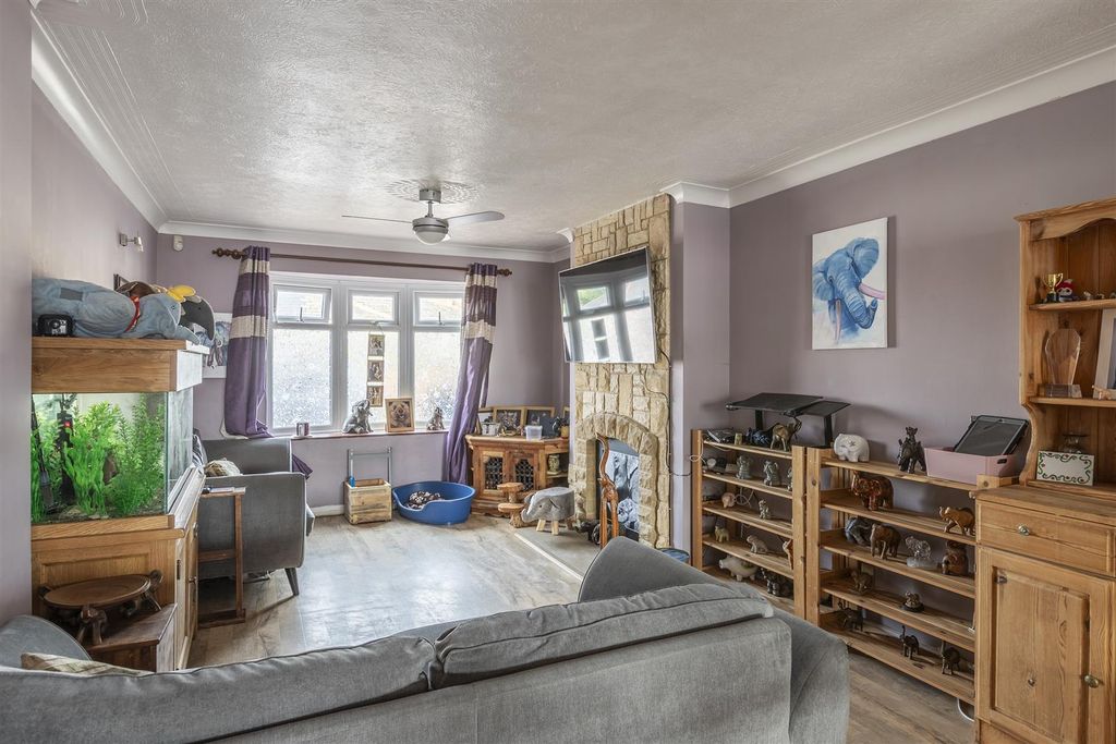 Property photo 2 of 29 Lounge