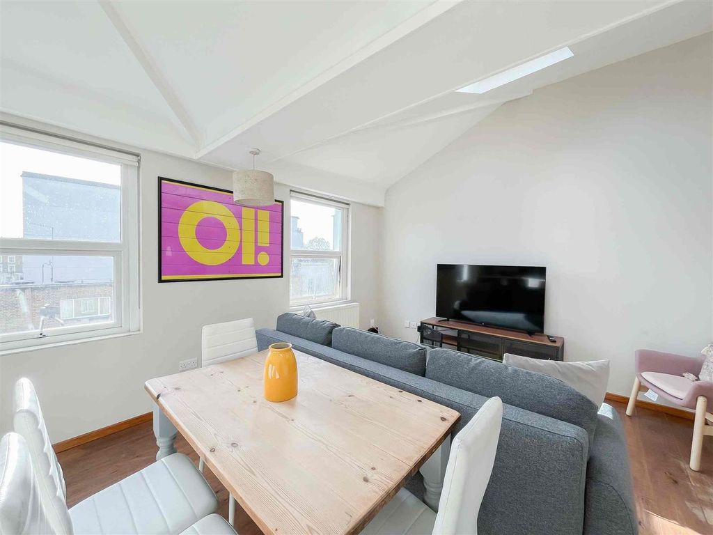 Property photo 3 of 9 d3413E64-3A0d-4c71-9E93-Cb19E1069Eec.Jpg