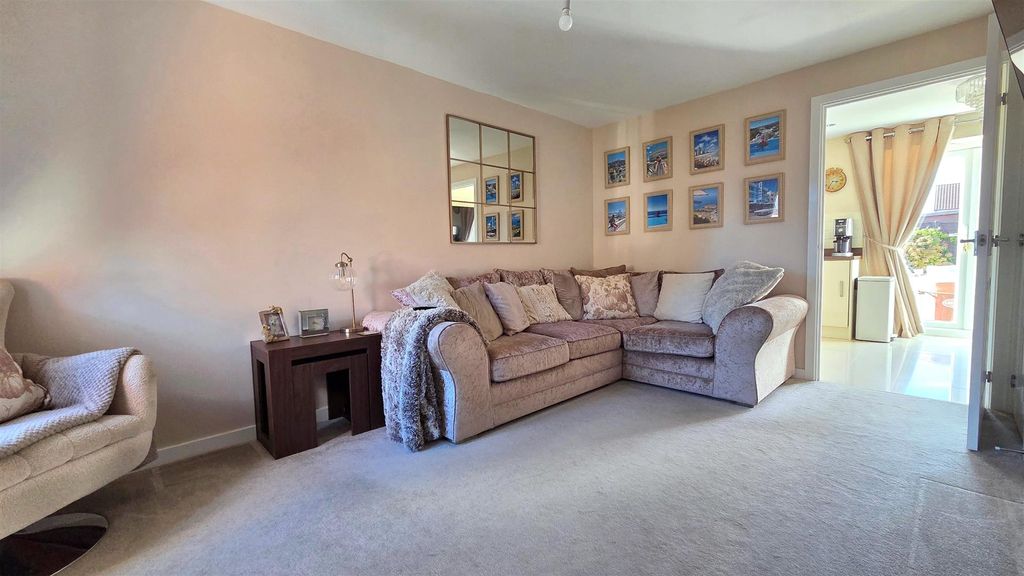 Property photo 3 of 10 Lounge