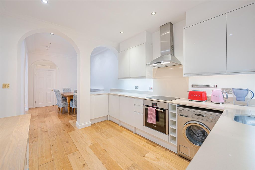 Property photo 3 of 13 Harrington Gardens 1_75 2024-8.Jpg