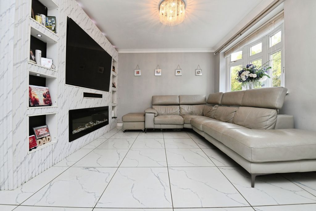 Property photo 2 of 41
