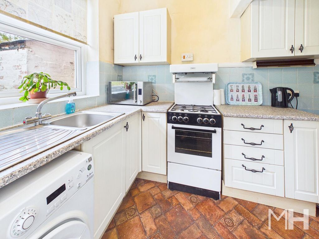 Property photo 3 of 16 Kitchen