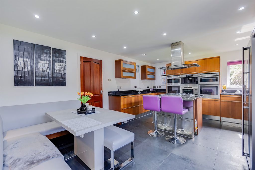 Property photo 3 of 34