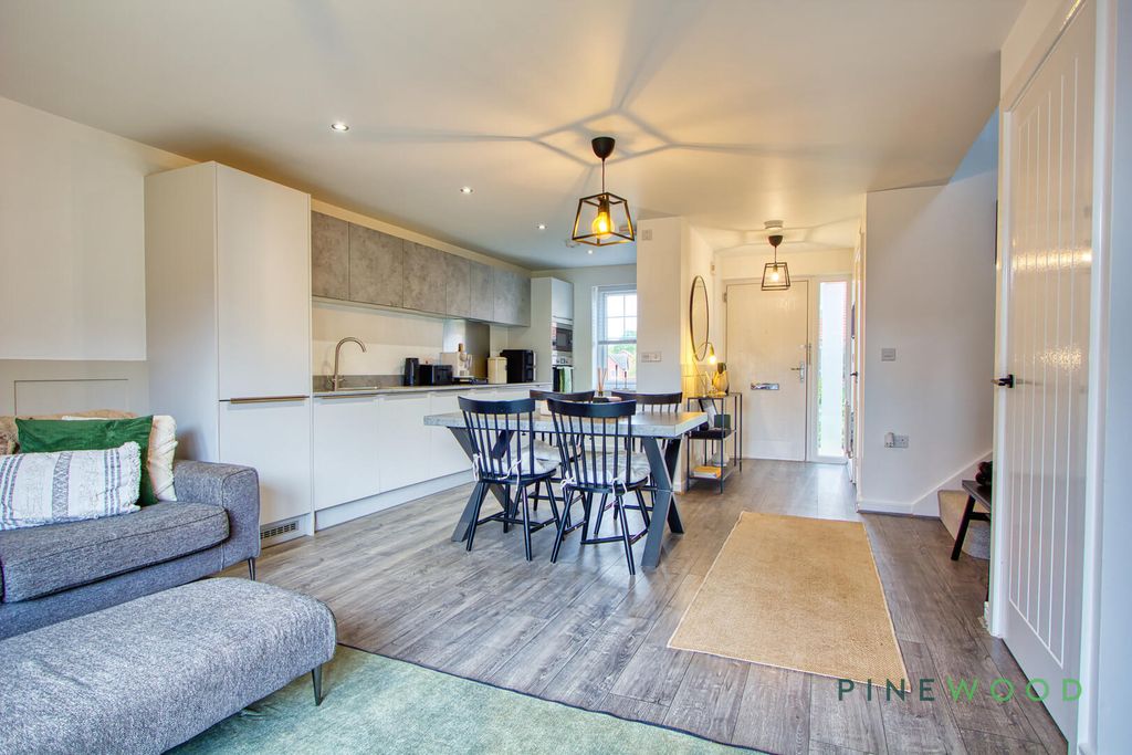 Property photo 3 of 27 Kitchen / Dining Room
