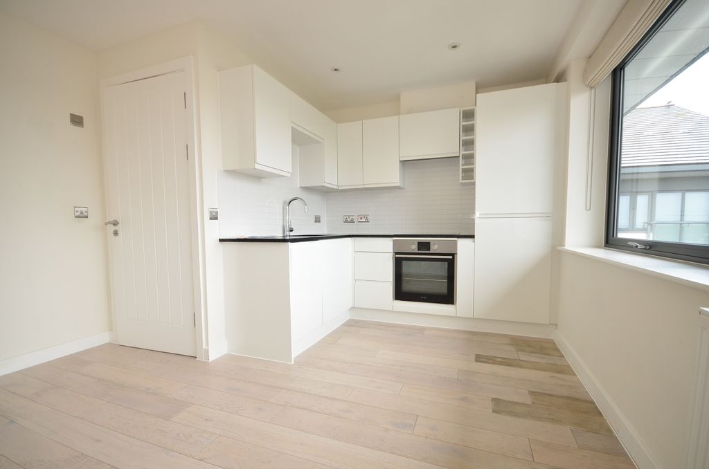 Property photo 2 of 7 Kitchen