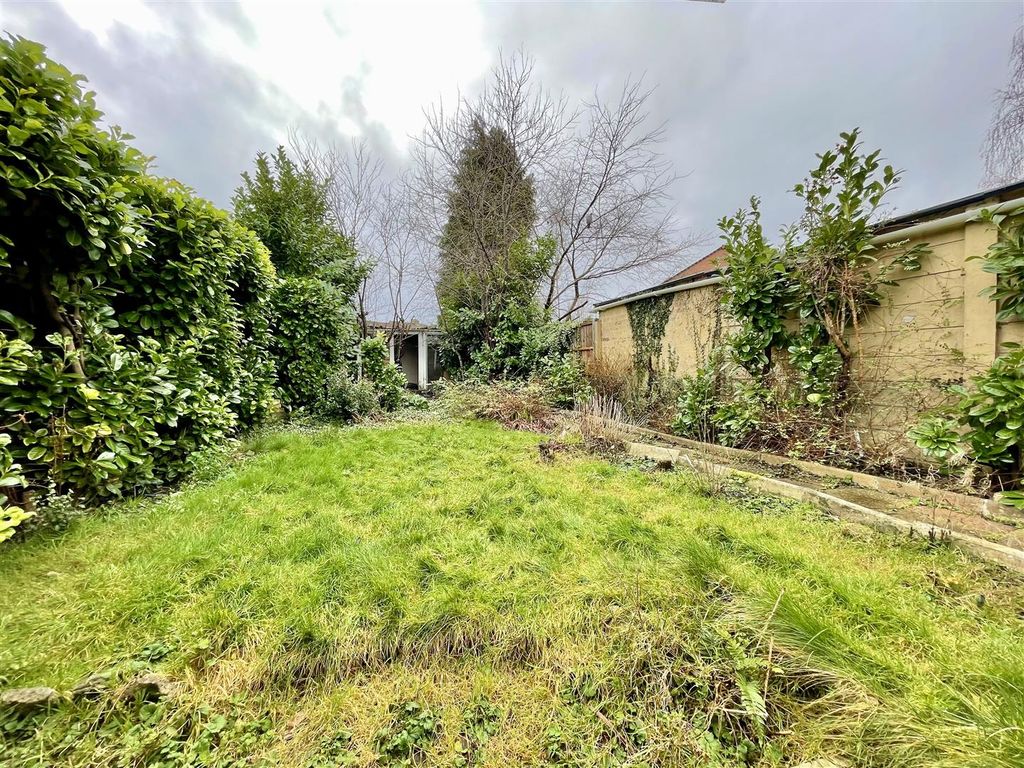 Property photo 2 of 11 Gardens