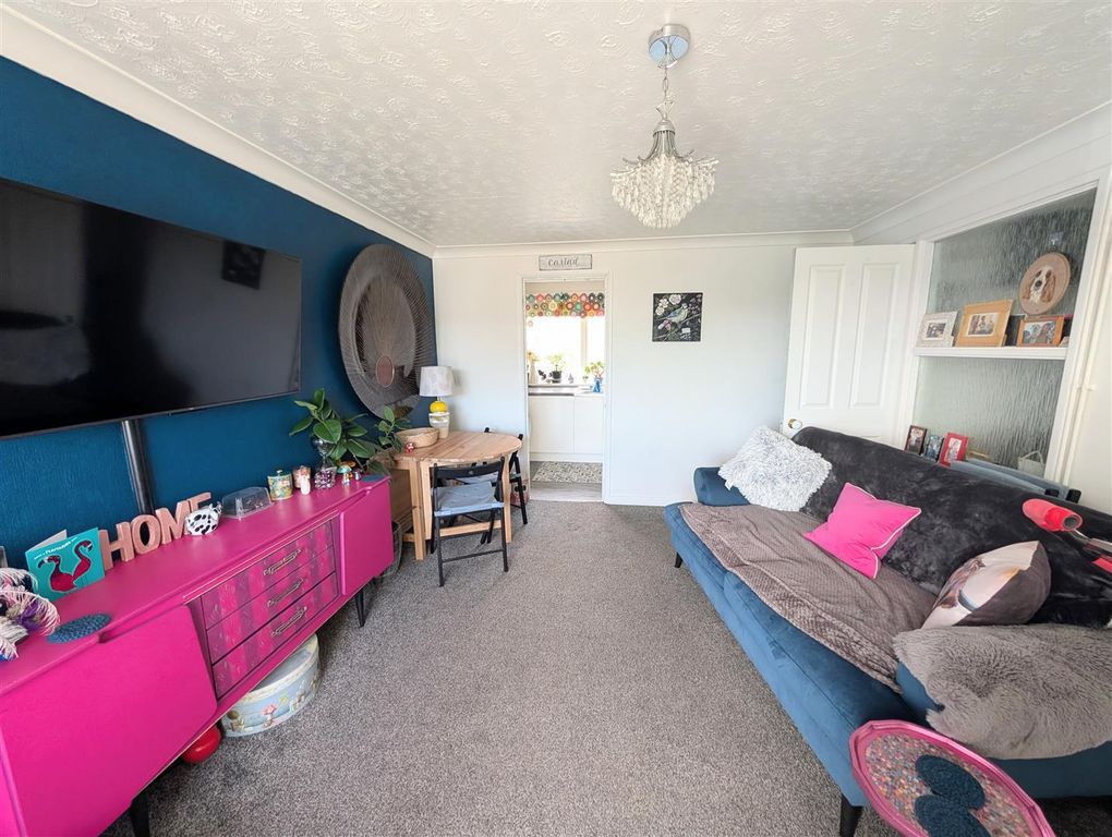 Property photo 2 of 9 Lounge