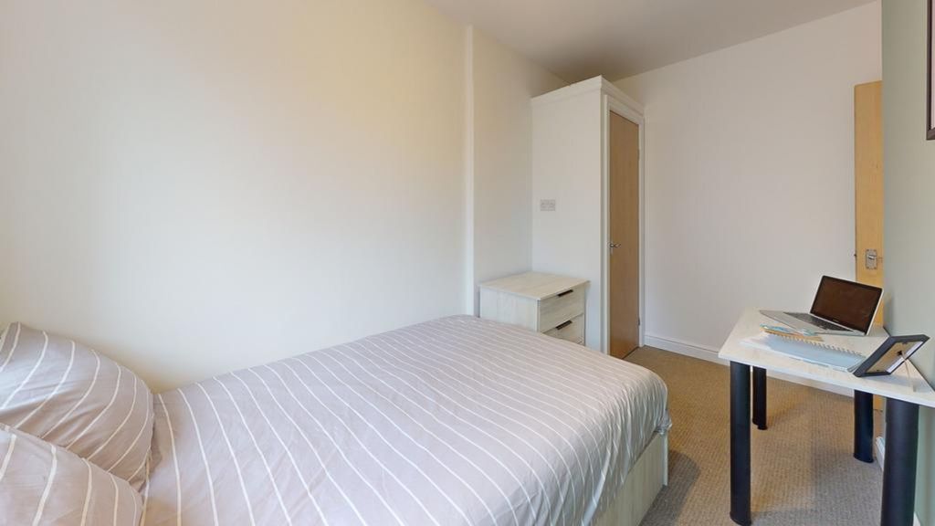 Property photo 3 of 8 A Bright And Tidy Double Bedroom Featuring A Comfo...