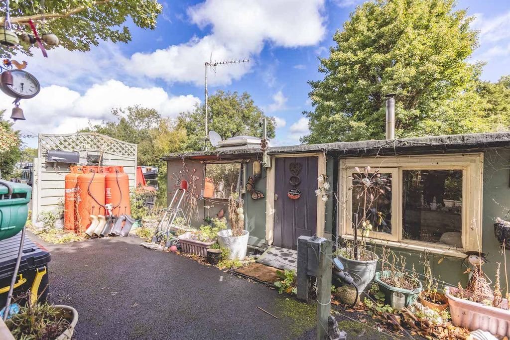 Property photo 2 of 20