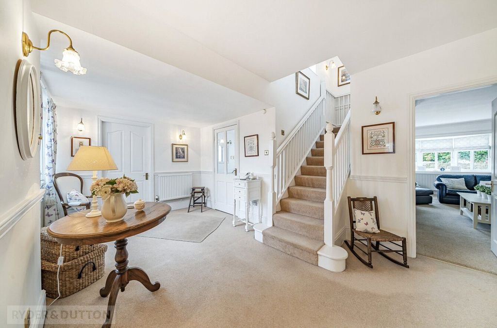 Property photo 3 of 38 Entrance Hall