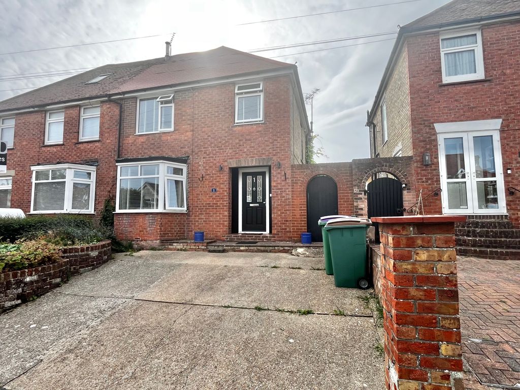 Property photo 2 of 32