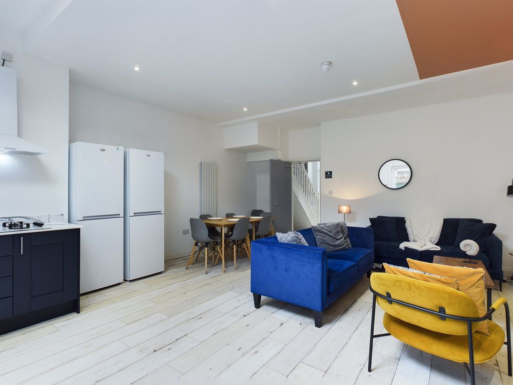 Property photo 2 of 19 A Spacious And Stylish Modern Living Room Perfect ...