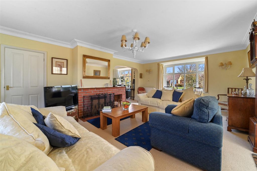 Property photo 2 of 18 Sitting Room