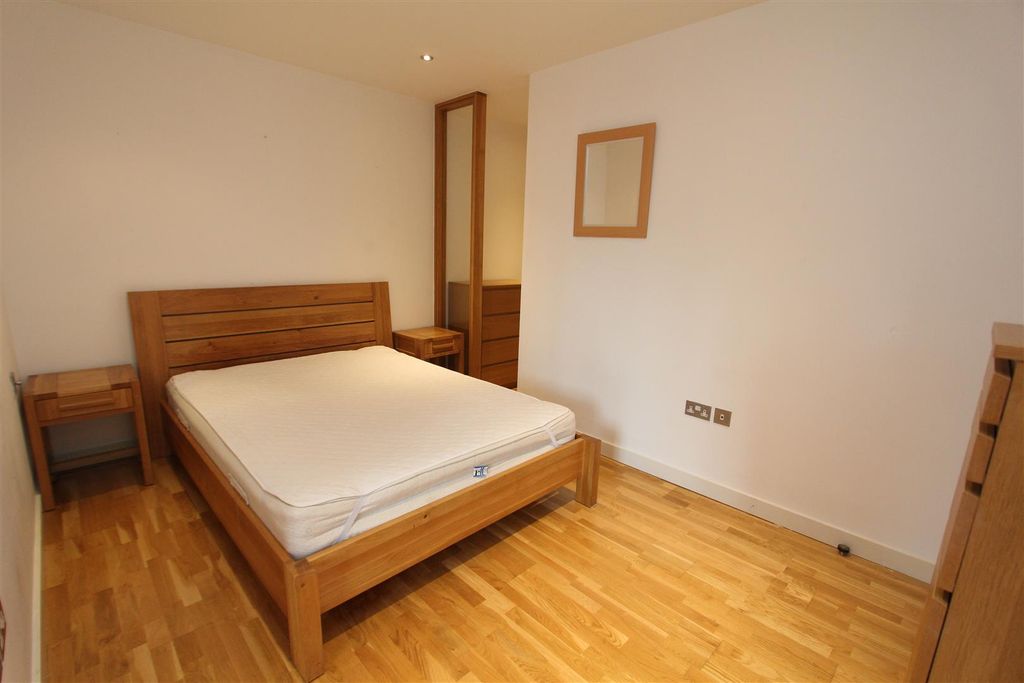 Property photo 3 of 8 Bedroom.Jpg