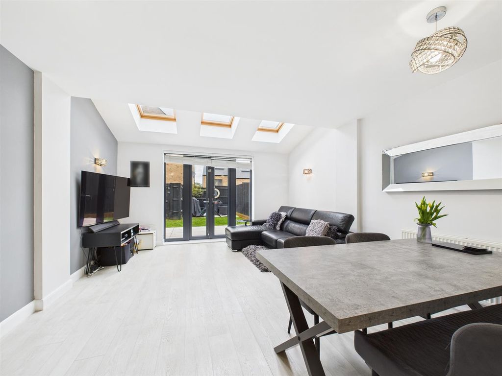 Property photo 2 of 15 Cam02885G0-Pr0504-Still006.Jpg