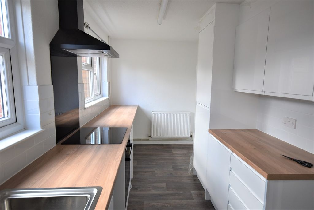 Property photo 3 of 8 Kitchen