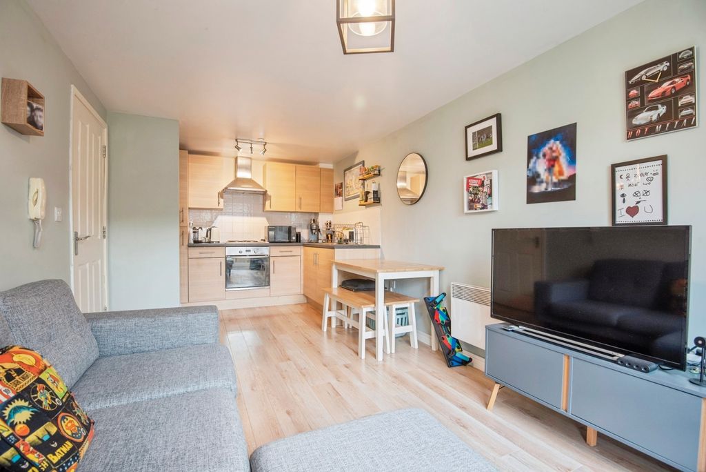 Property photo 3 of 20 Kitchen/Lounge