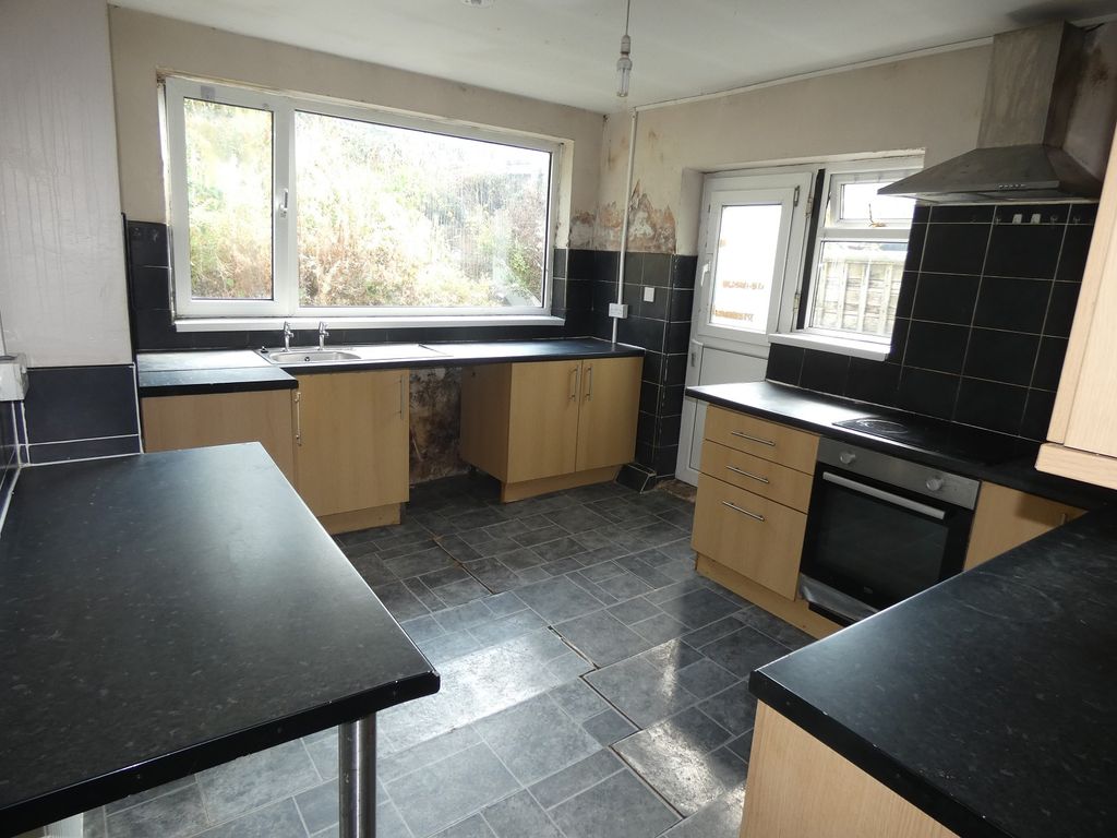 Property photo 3 of 8 Kitchen