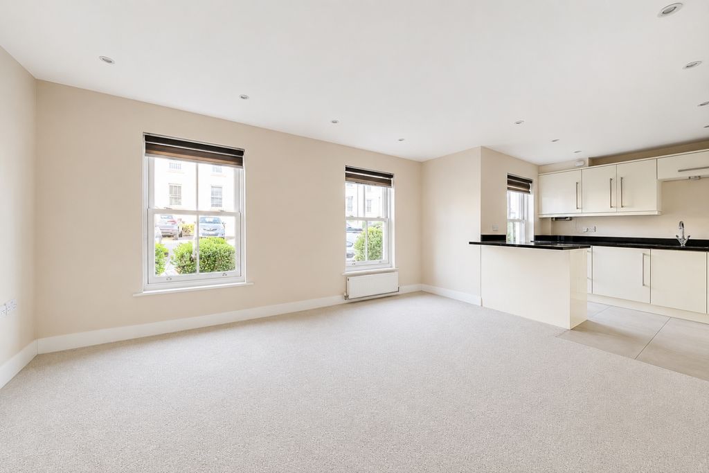 Property photo 3 of 17 0139F68B-8Ff0-404d-972d-ee7604F0433F