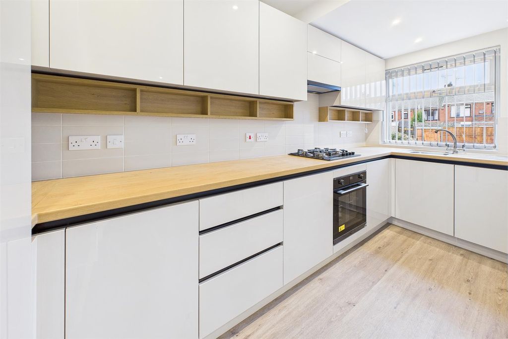 Property photo 1 of 7 Modern Kitchen
