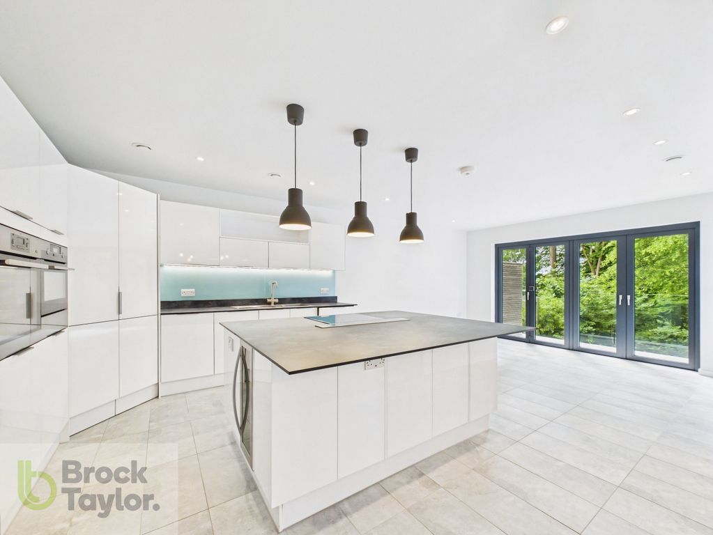Property photo 2 of 26 003
