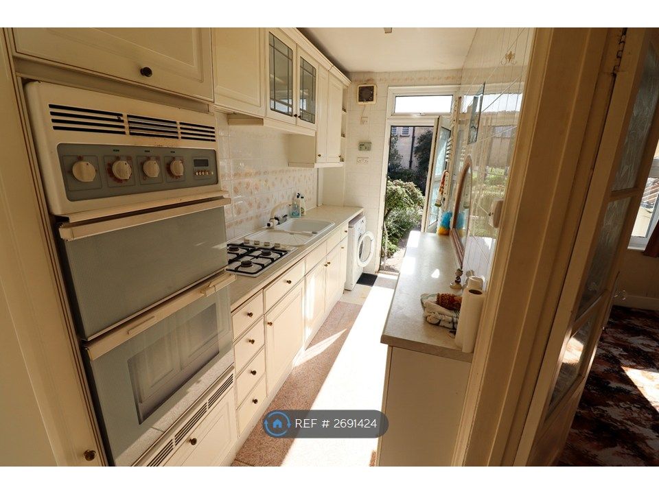 Property photo 3 of 7 Kitchen