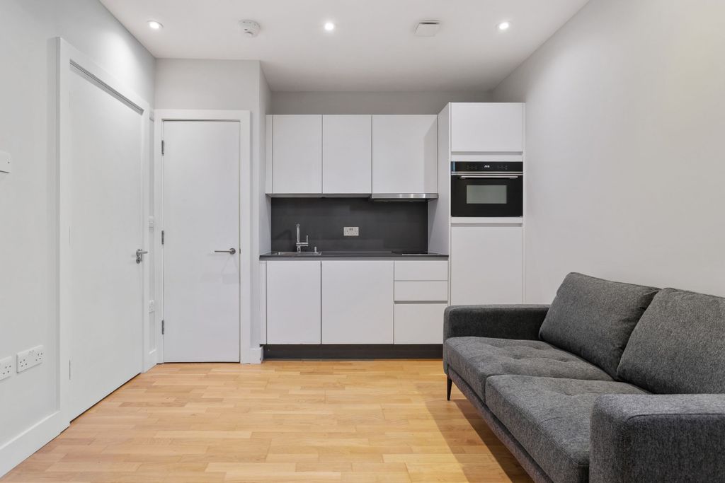 Property photo 3 of 20 Living_Room