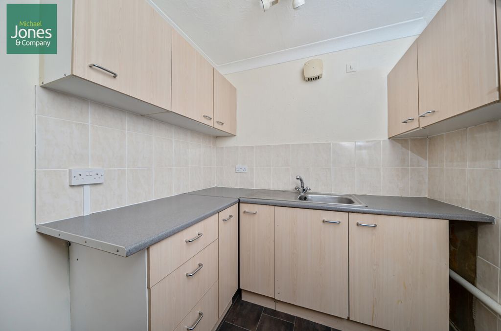 Property photo 2 of 7 Kitchen