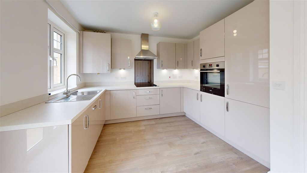 Property photo 2 of 13 9-Platinum-Way-Kitchen.Jpg