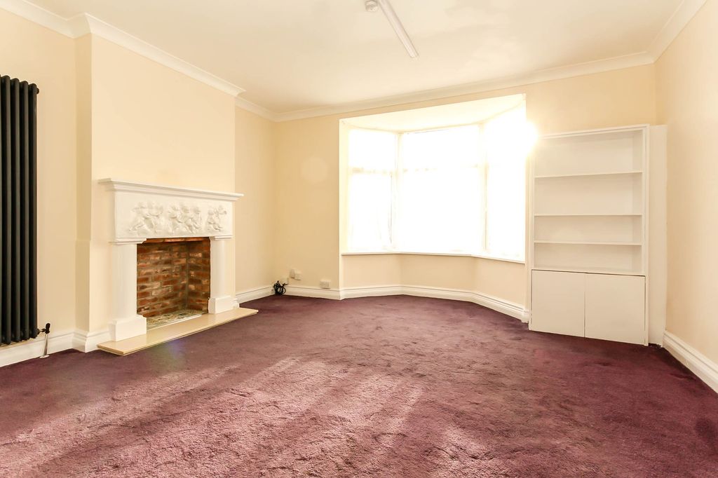Property photo 2 of 8 Lounge