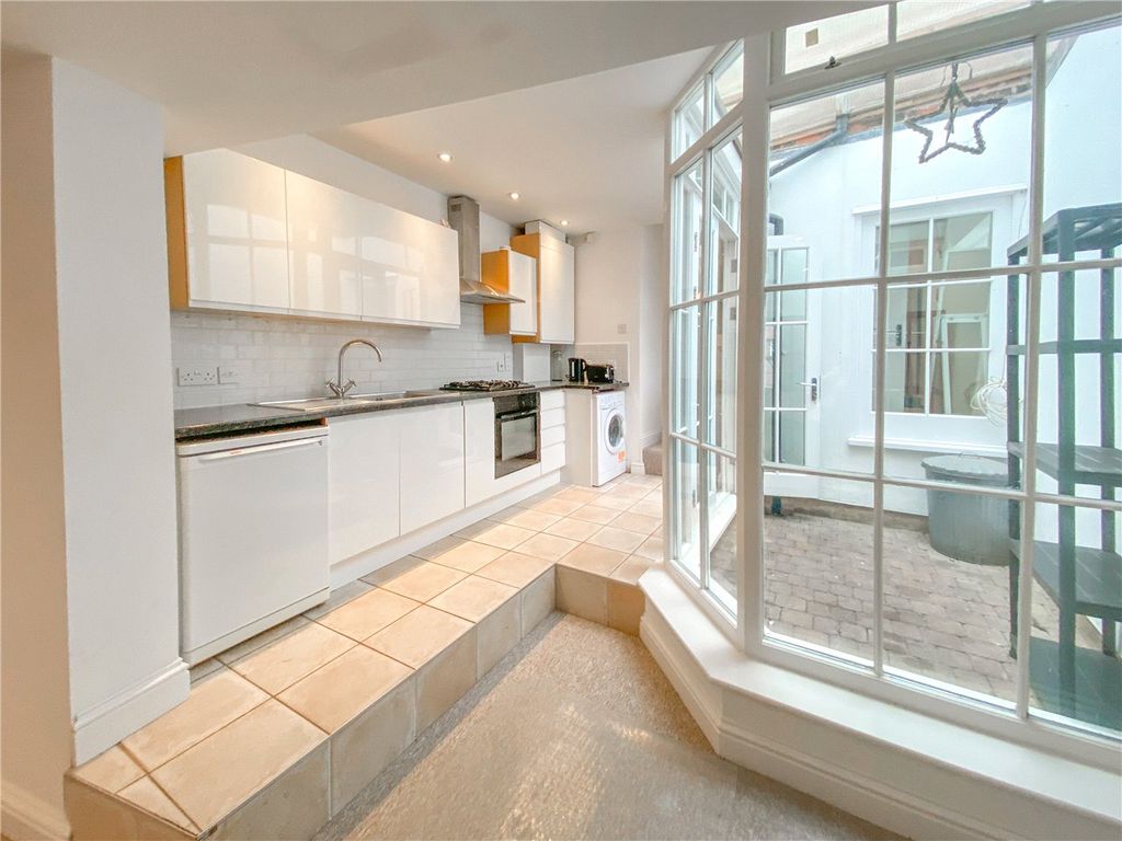 Property photo 2 of 10 Kitchen Courtyard