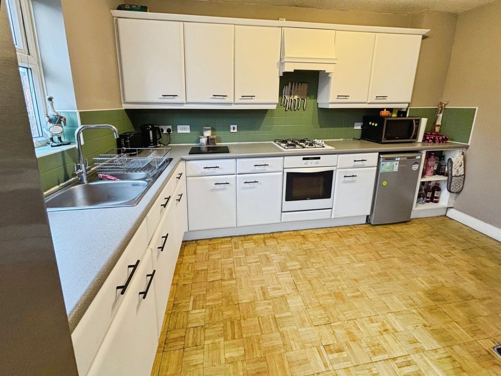 Property photo 3 of 15 Pbox-Kitchen-337748.Jpeg
